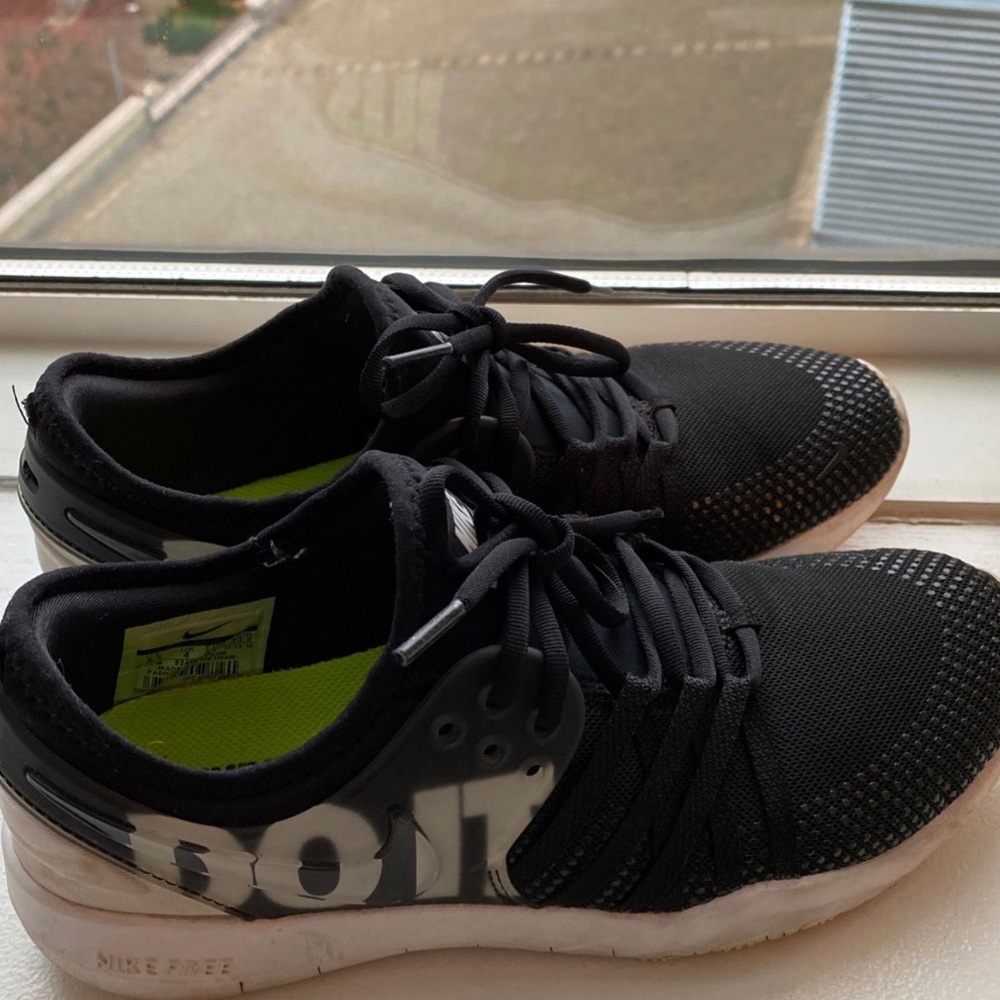 Black Nike running shoes Size 6.5